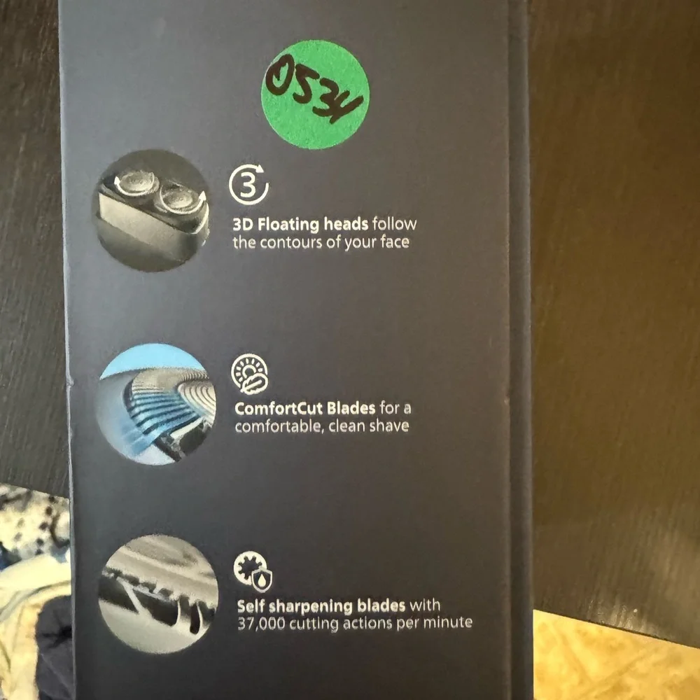 Philips Norelco Compact Electric Shaver - Black & Silver - Picture 2 of 4